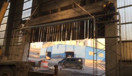唐縣某水泥廠抗風(fēng)卷簾門(mén)實(shí)例展示